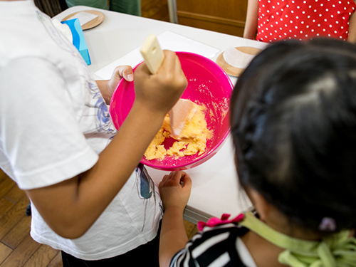 小麦粉をまぜてプレーンなクッキー生地をつくろう