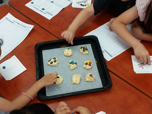 クッキーに自分の好きなトッピングをつけよう