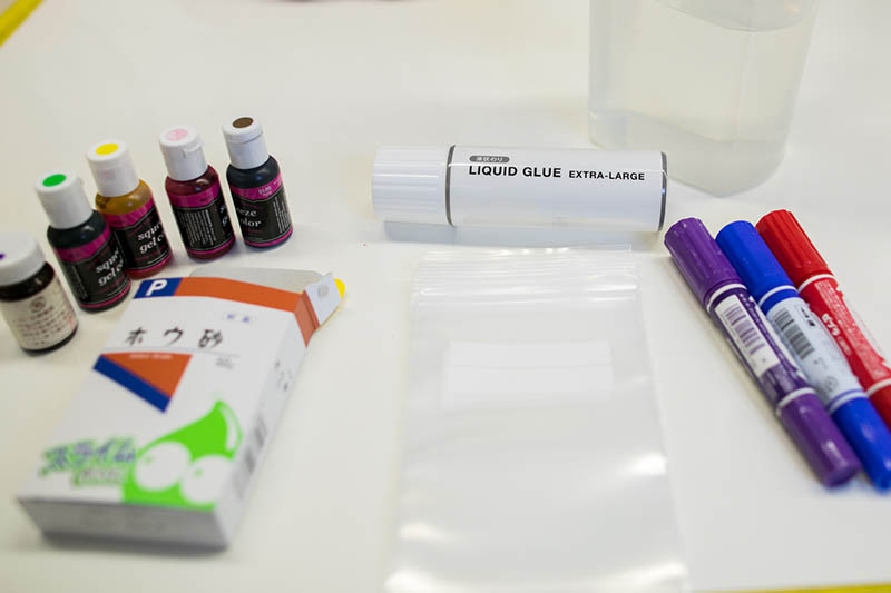 袋で簡単なスライムの材料