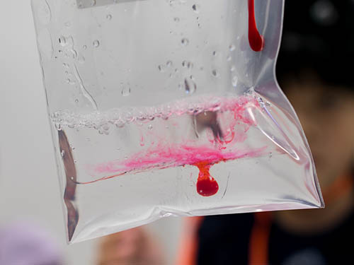 のりと水と食紅を混ぜる