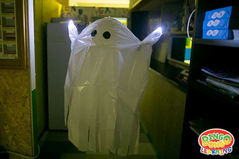 簡単なイルミネーション付きお化けの飾り